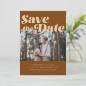 Save The Date Gras Retro Typographie Super Brown Photo Mariage (Debout devant)