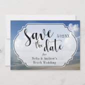 Save The Date Gros nuages sur la plage Photo avec insigne Enregi (Devant)