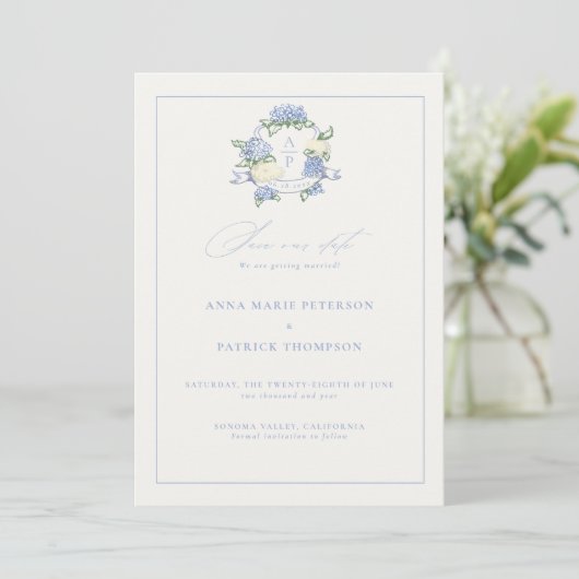 Save The Date Hydrangea Crest Periwinkle Bleu Élégant Mariage (Debout devant)