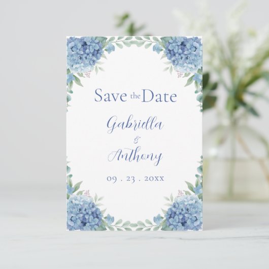 Save The Date Hydrangeas Bleus Écriture Florale Aquarelle (Debout devant)