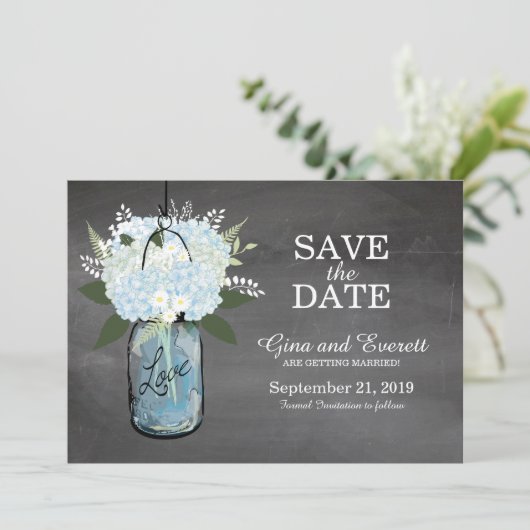 Save The Date Hydrangeas dans un pot Mason avec un tableau noir  (Debout devant)