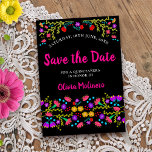 Save The Date Jolie fleur mexicaine noire et rose<br><div class="desc">Enregistrez la carte d'annonce de date que vous pouvez customiser pour convenir à toute occasion. Le design floral regorge de jolies fleurs mexicaines de Fiesta à l'avant, avec une typographie douce en rose et un arrière - plan noir. Le modèle est mis en place pour que vous personnalisiez la carte...</div>