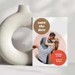 Save The Date Jouer Photo découper Retro Neutres Mariage unique<br><div class="desc">Faites une première impression audacieuse avec ce design amusant, enregistrez le design de la date avec de grandes coutures circulaires, une typographie d'inspiration rétro, et une mise en page photo complète. Les tons chauds comme la terre cuite et le bronzage créent un décor chaleureux et élégant qui se sent à...</div>