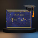 Save The Date Jour de graduation marine bleu or<br><div class="desc">Une carte Save the Date pour une soirée Graduation Party pour un type, homme, homme. Un arrière - plan bleu marine décoré de confettis dorés et d'un faux cadre doré. La couleur bleue est inégale. Personnalisez et ajoutez une date et un nom. Lettres de couleur dorée. Le texte : Save...</div>