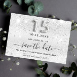 Save The Date La parties scintillant argentée Quinceanera scinti<br><div class="desc">Une fête branchée Save the Date pour une Quinceañera, 15e anniversaire. Un arrière - plan faux argenté décoré de faux parties scintillant, brille. Personnalisez et ajoutez une date et un nom/âge. Le texte : Save the Date est écrit avec un grand script de style à la main tendance. Numéro 15...</div>