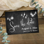 Save The Date Lampes Edison Chalkboard, Enregistrer le script de<br><div class="desc">Ce mariage élégant mais rustique Save the Date card présente une texture arrière - plan de tableau noir des images superposées représentant des cordes de lumières Edison vintages suspendues à l'échelle grise. J'ai utilisé une police de caractères élaborée et moderne pour rendre des graphiques représentant les mots "Save the Date"...</div>