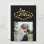 Save The Date Las Vegas Destination Mariage Black Gold Photo<br><div class="desc">Las Vegas Wedding Enregistrer la Carte Faire-part Date avec le Fabulous Welcome to Las Vegas Sign (changé pour lire "Mariage") en fausse feuille d'or et noir modifiable couleur arrière - plan enregistrer la carte de date avec votre photo customisée sur le devant. Le design typographique unique est le bon équilibre...</div>