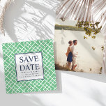 Save The Date Lattice en bambou Enregistrer la date<br><div class="desc">Annoncez votre mariage dans le style preppy Palm Beach avec notre modèle de bambou enregistrer les cartes de date en vert et marine. Les cartes de carré uniques présentent vos coordonnées de mariage (noms, date et emplacement) affichées au centre sur un carré blanc avec "enregistrer la date" dans un mélange...</div>