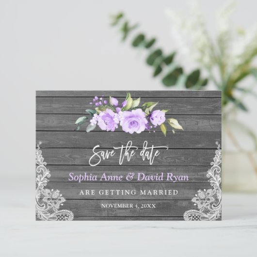 Save The Date Lavande Fleurs Grange Mariage dentelle en bois (Debout devant)