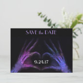 Save The Date Les mains des rayons X font du coeur économiser la (Debout devant)