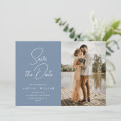 Save The Date lettrage tendance mariage bleu poussiéreux Enregis (Debout devant)