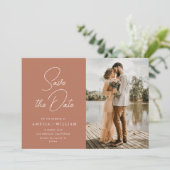 Save The Date lettrage tendance mariage en terre cuite Enregistr (Debout devant)