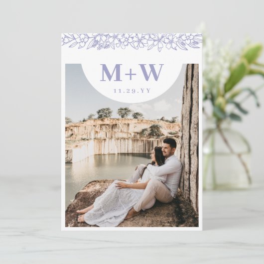Save The Date Lilac Initiales & Fleurs Photo Moderne Double Côté (Debout devant)