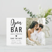 Save The Date Mariage à bar ouvert avec typographie drôle modern (Debout devant)