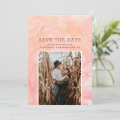 Save The Date Mariage aux coups de pinceau rose moderne (Debout devant)
