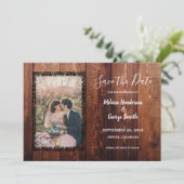Save The Date Mariage campagnard photo en bois de grange rustiqu (Debout devant)