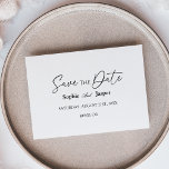 Save The Date Mariage classique moderne Appartement Enregistrer<br><div class="desc">Cet appartement mariage classique et moderne, à l'exception de la carte datant, est parfait pour votre élégant mariage moderne. Ce design comprend une calligraphie simple en noir sur un arrière - plan blanc clair neutre pour correspondre à votre mariage traditionnel classique ou à votre mariage boho minimaliste au printemps, en...</div>