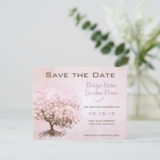 Save The Date Mariage dans l'arbre du coeur rose Enregistrer la  (Debout devant)
