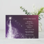 Save The Date Mariage d'arbre de Noël élégant scintillant pourpr (Debout devant)