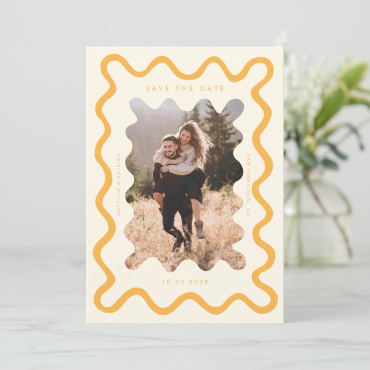 Save The Date Mariage de cadre ondulé jaune (Debout devant)
