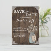 Save The Date Mariage de grange rustique pot en bois mason bébé' (Debout devant)