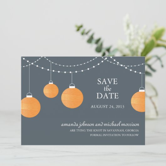 Save The Date Mariage de lanternes en papier orange Enregistrer  (Debout devant)