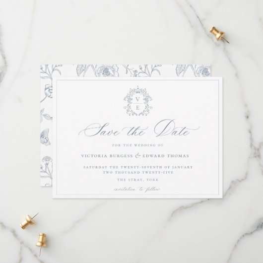 Save The Date Mariage de monogramme de crête bleu poussiéreux (Devant/Arrière en situation)