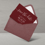 Save The Date Mariage de script de Bourgogne moderne Enregistrer<br><div class="desc">Simple Modern Script Wedding Enregistrer les cartes Date. Pour une personnalisation plus avancée de ce design,  cliquez sur le bouton "Personnaliser" ! Des éléments correspondants et d'autres options de couleur sont également disponibles sur demande.</div>