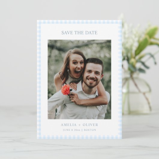 Save The Date Mariage d'été mignon à carreaux Gingham bleu clair (Debout devant)