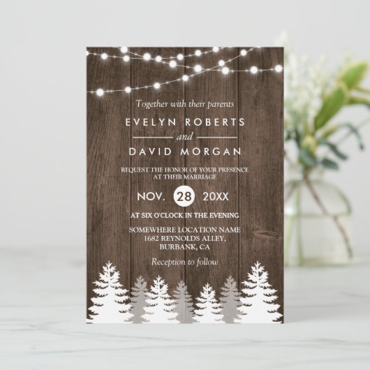 Save The Date Mariage d'hiver Bois Chaîne Lumières Pine Invitati (Debout devant)