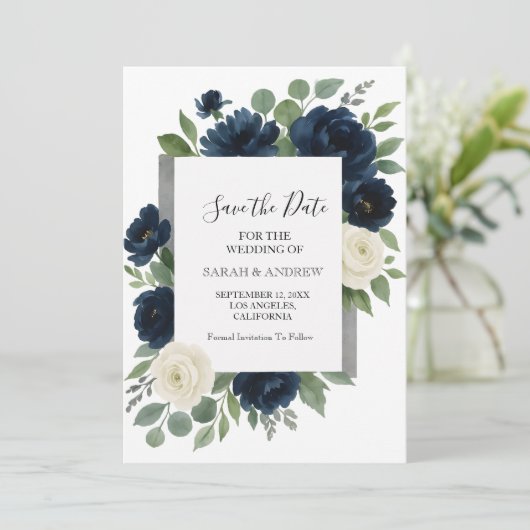 Save The Date Mariage élégant avec fleurs bleues marine et ivoir (Debout devant)
