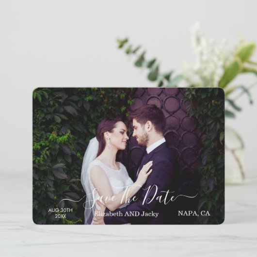 Save The Date Mariage Élégant Classique Calligraphié en Noir et (Debout devant)