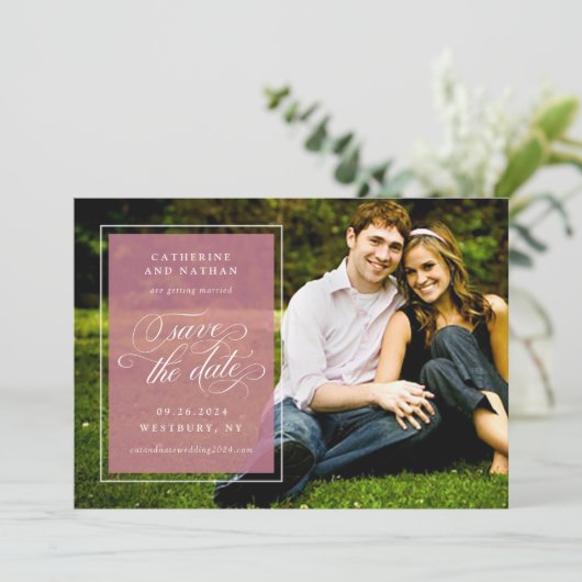 Save The Date Mariage Élégant Écriture Classique Blanc et Rose (Debout devant)