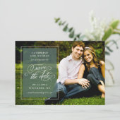 Save The Date Mariage Élégant Écriture Classique Blanc et Vert (Debout devant)