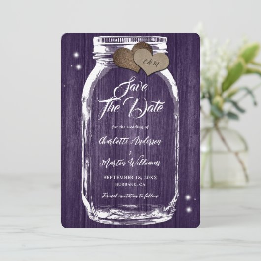 Save The Date Mariage en bois rustique violet Mason Jar (Debout devant)