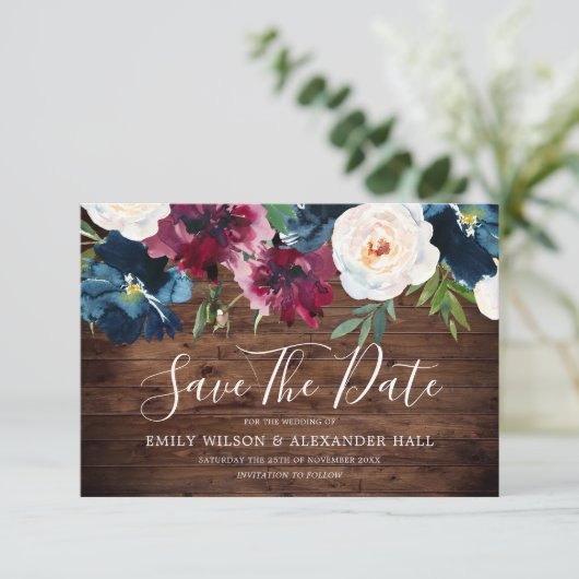 Save The Date Mariage Fleurs de Bourgogne Rouge Bois Rustique Na (Debout devant)