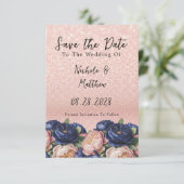 Save The Date Mariage floral bleu marine et Rose or (Debout devant)