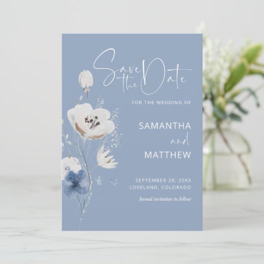 Save The Date Mariage Floral de Fleur Sauvage Bleu Poussiéreux (Debout devant)