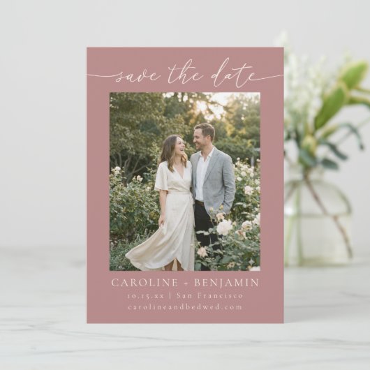 Save The Date Mariage Minimaliste avec Écriture Rose Poussiéreus (Debout devant)