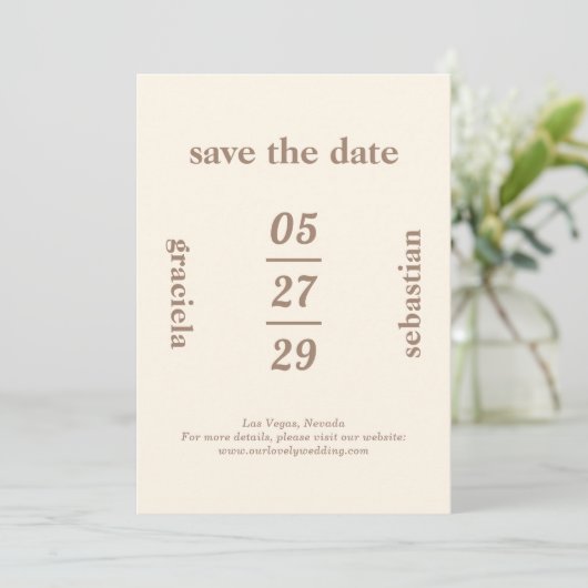 Save The Date Mariage Moderne Typographique Gras Neutre Mocha (Debout devant)