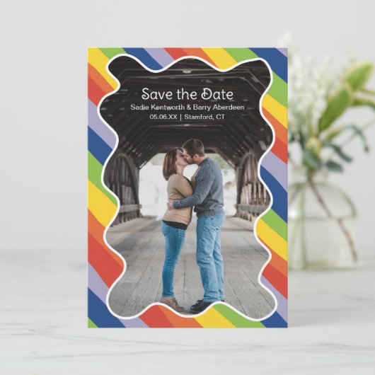 Save The Date Mariage moderne vibrant arc-en-ciel (Debout devant)