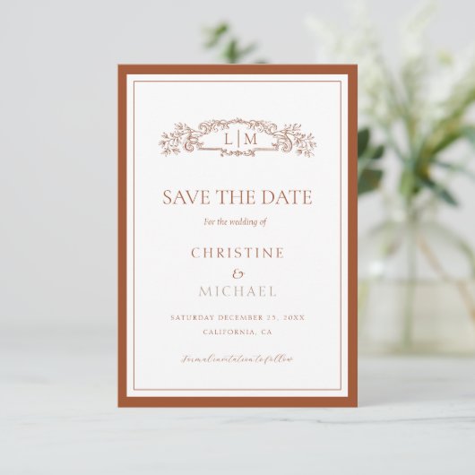 Save The Date Mariage monogramme chic en terre cuite botanique c (Debout devant)