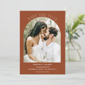 Save The Date Mariage Monogramme Terracotta Brûlé Orange Arch (Debout devant)
