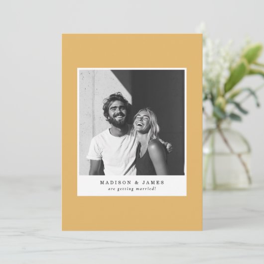 Save The Date Mariage ocre d'or photo Décontracté ultra minimali (Debout devant)