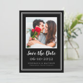 Save The Date Mariage photo Couple Fiançailles moderne noir blan (Debout devant)