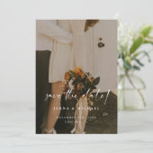 Save The Date Mariage photo de code QR de script beige minimalis (Debout devant)