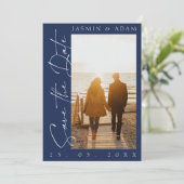 Save The Date Mariage photo de script bleu de la marine moderne (Debout devant)