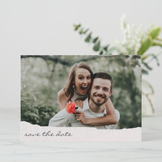 Save The Date Mariage photo de script manuscrit en papier déchir (Debout devant)