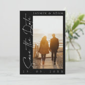 Save The Date Mariage photo de script noir et blanc moderne (Debout devant)