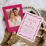 Save The Date Mariage photo moderne à cadre rose<br><div class="desc">Annoncez votre prochain mariage dans le style avec notre photo Modern Wavy Frame enregistrer les dates! Le design présente vos noms et détails mariages encadrés par un cadre ondulé rose foncé contrastant avec un arrière - plan rose clair. L'arrière du rétro enregistrer la date comprend votre photo fiançailles verticale avec...</div>